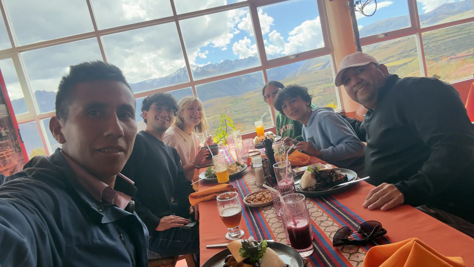 Almuerzo con vistas en un restaurante del Valle Sagrado durante el tour privado