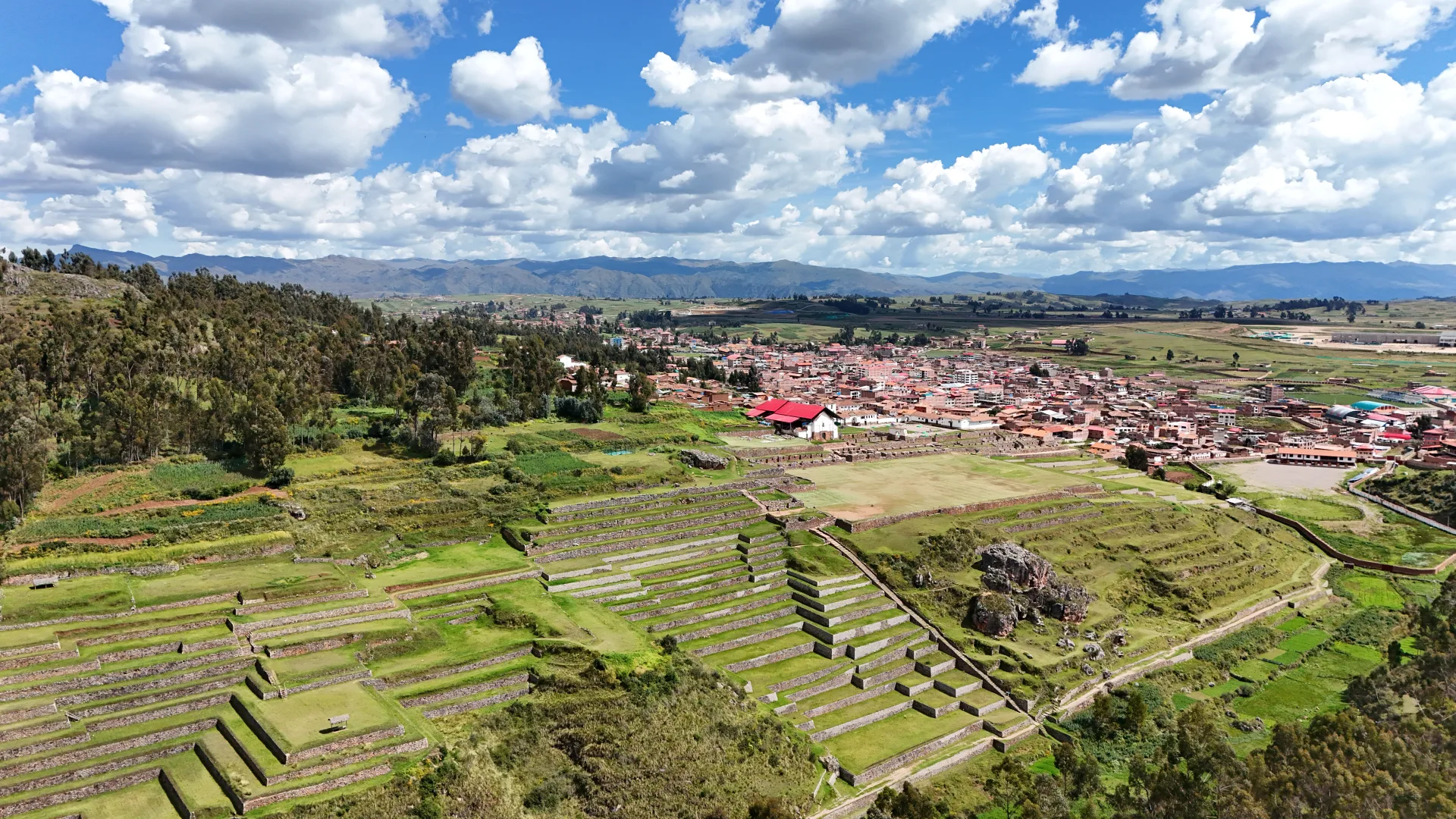 Chinchero desde el aire: iglesia colonial, andenes incas y pueblo