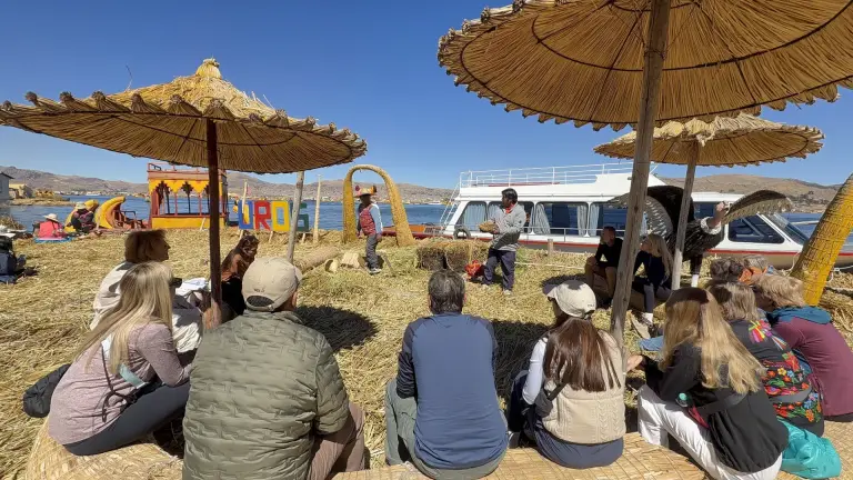 Viajeros en una isla flotante de los Uros, lago Titicaca