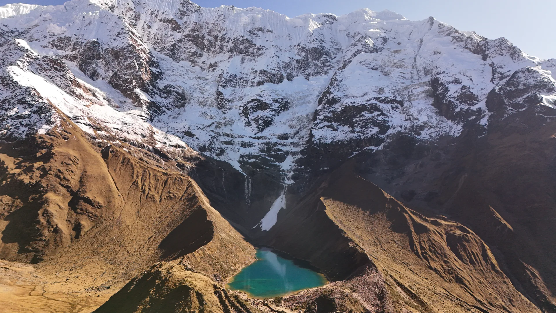 Vista aérea de la Laguna Humantay al pie del glaciar