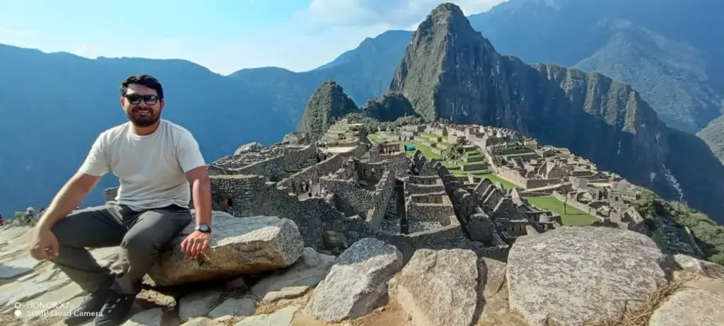 Traveller seated before the classic view of the Machu Picchu citadel
