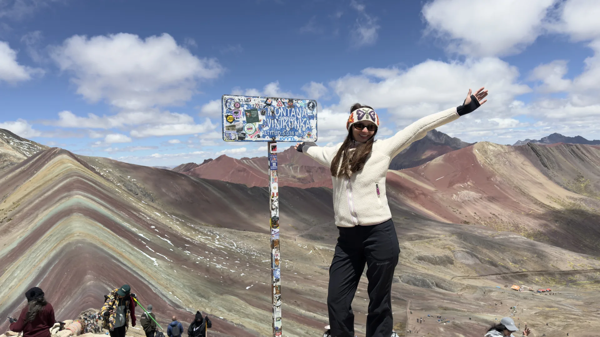 Viajera en el mirador de la cumbre de Vinicunca, Montaña de Colores