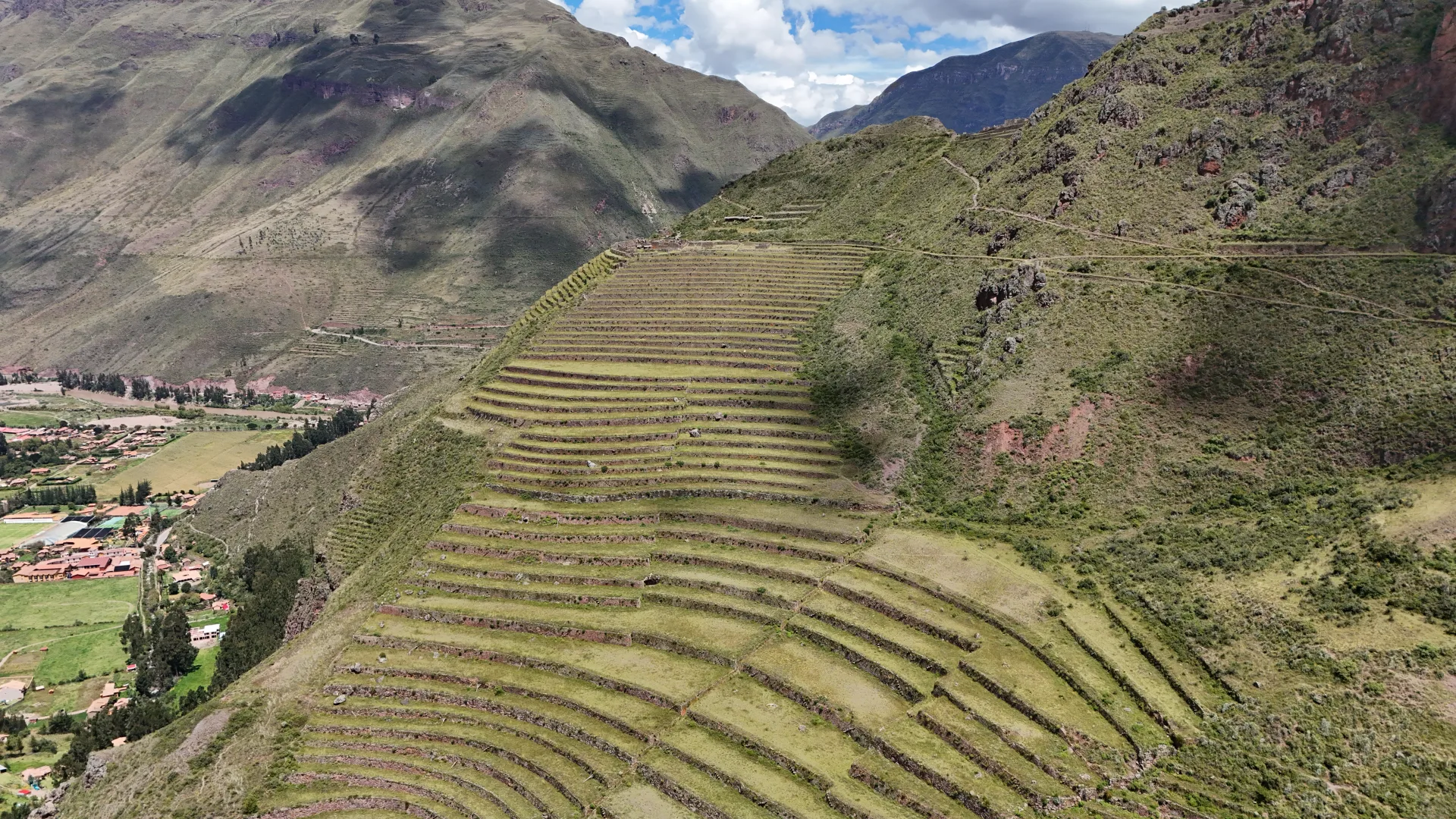 Andenes incas de Pisac vistos desde el aire