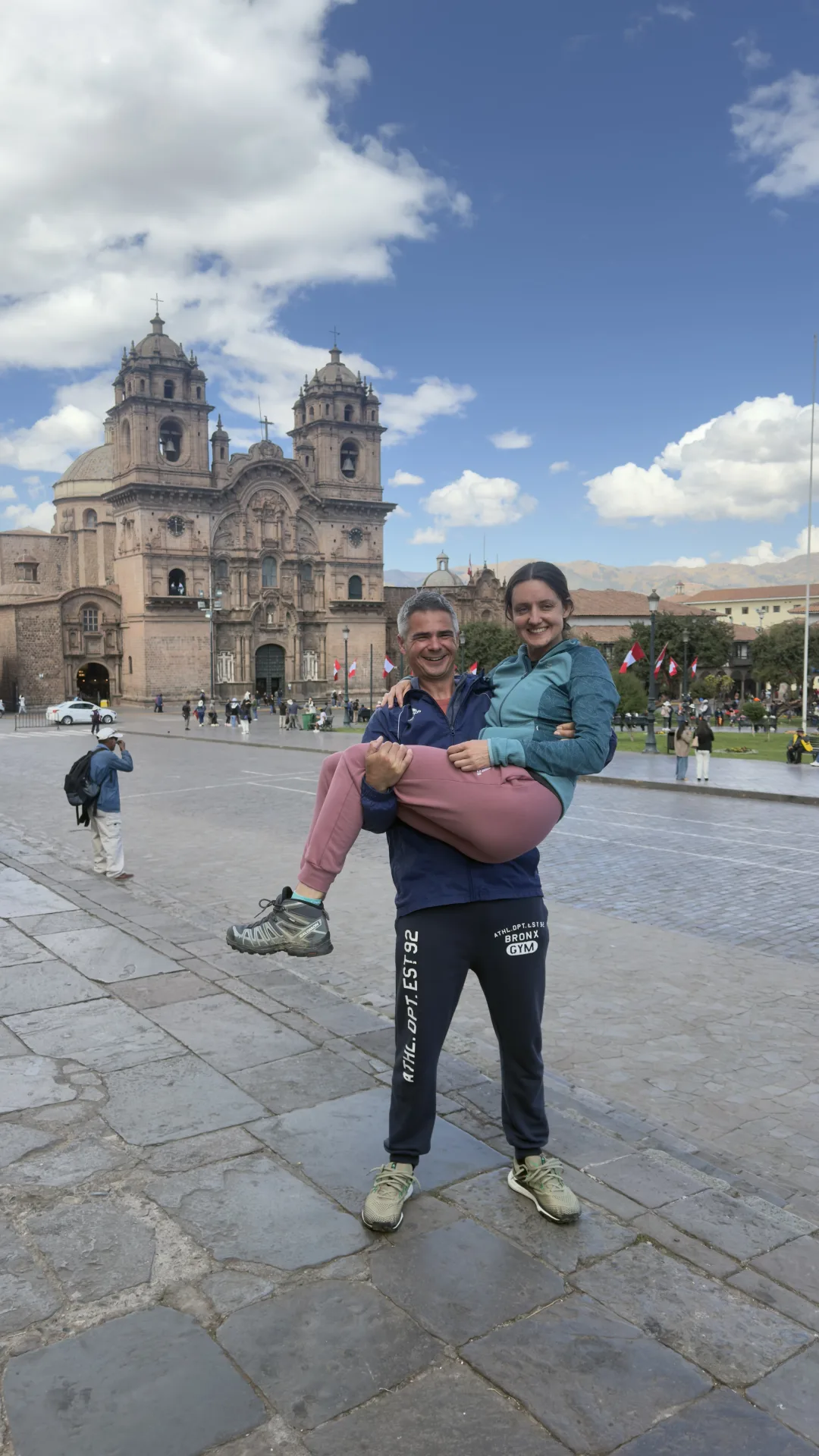 Pareja en la Plaza de Armas de Cusco, punto de partida del City Tour