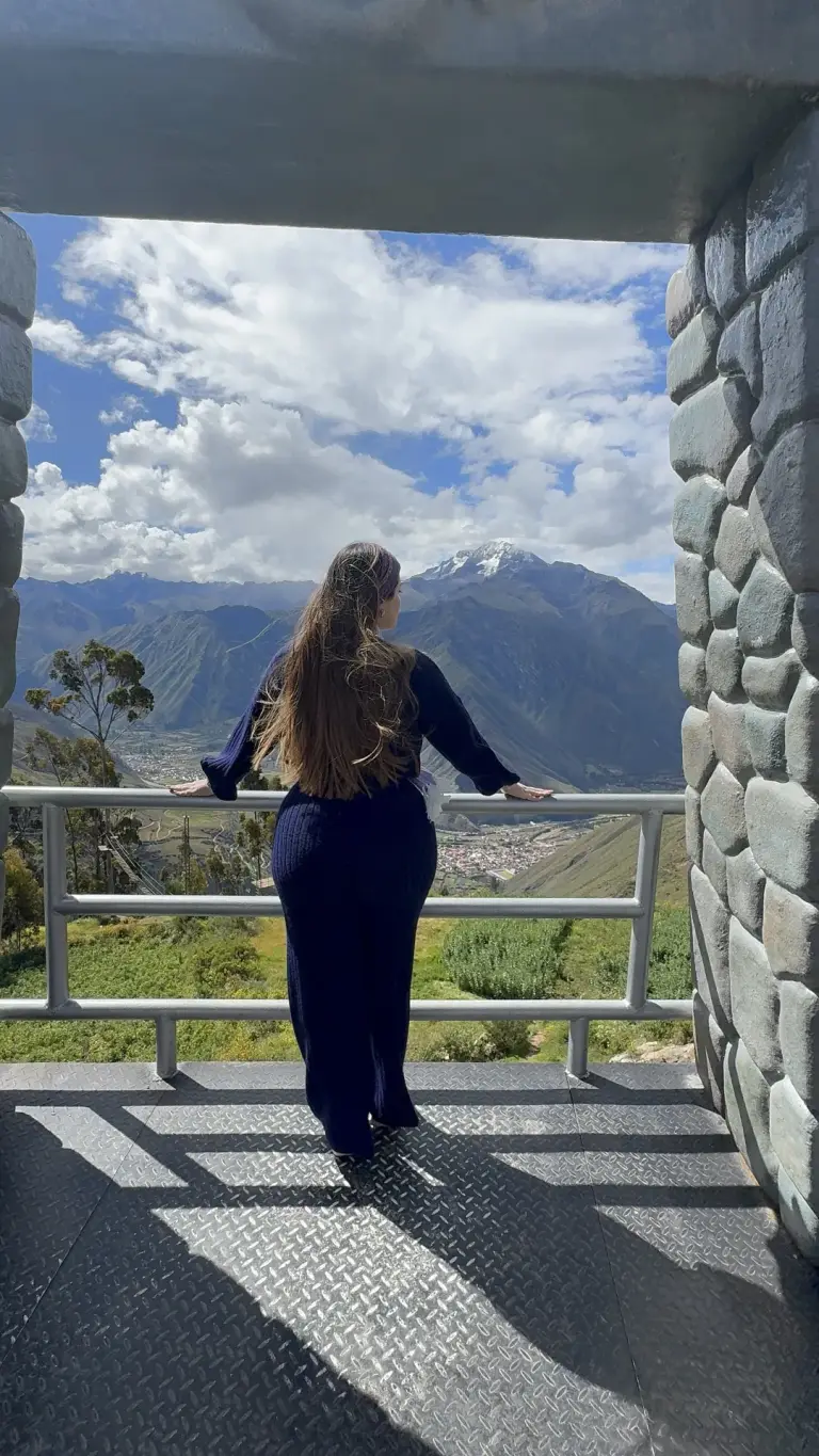 Viajera en un mirador sobre el Valle Sagrado, cerca de Chinchero