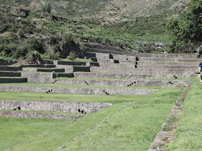 Andenes y canales de agua inca de Tipón, en el Valle Sur de Cusco