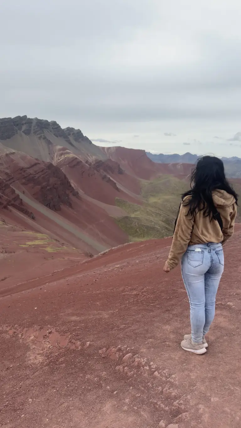 Viajera frente a las colinas rojas del Valle Rojo
