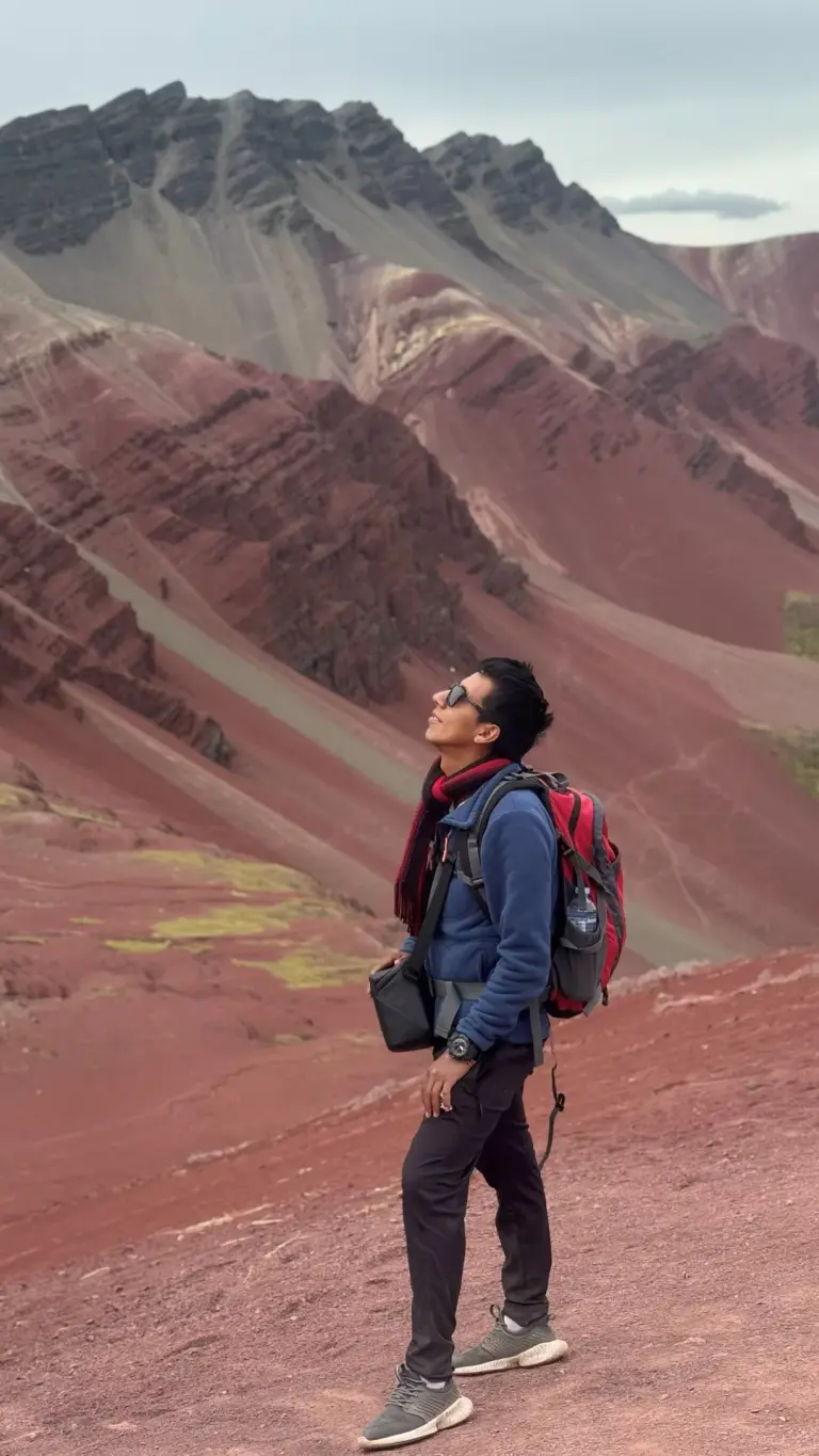 Viajero mirando las montañas rojas del Valle Rojo